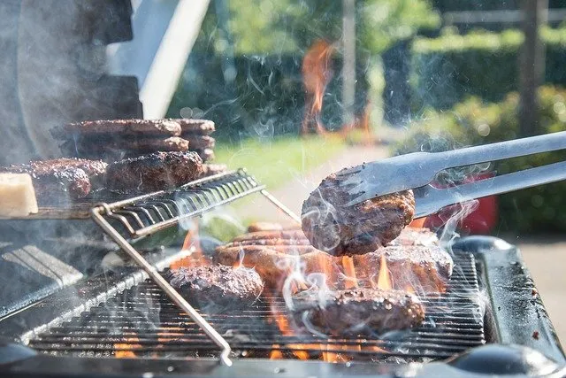 Catering z grillem na eventy – zaskoczy gości pysznymi daniami grillowanymi!
